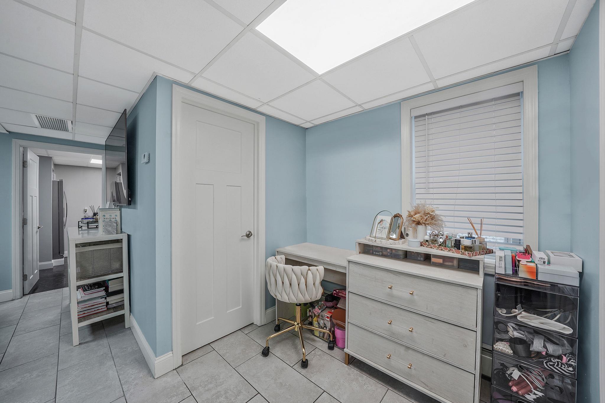 28 West 13th Road Queens, NY 11693 - Photo 13 of 37 a workspace with furniture