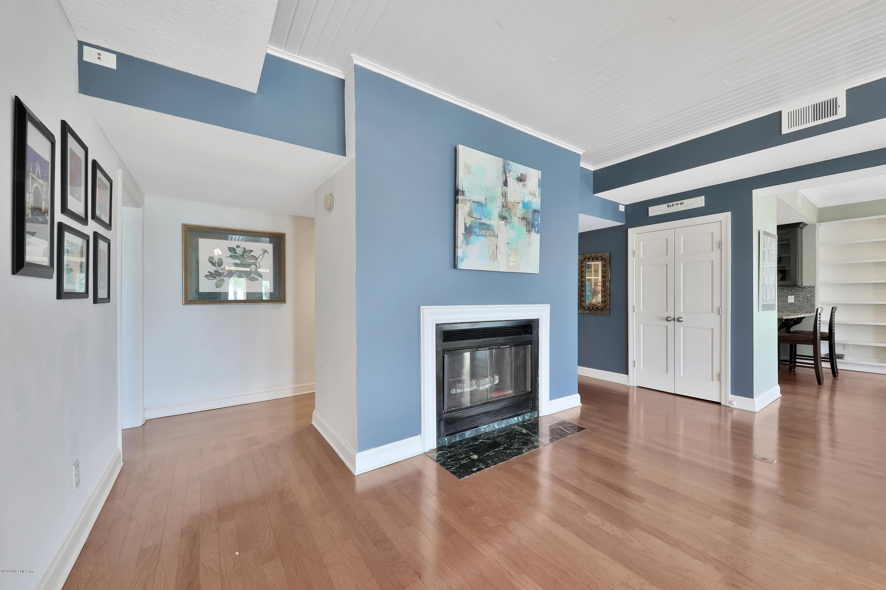 2363 Seminole Road Atlantic Beach, FL 32233 - Photo 20 of 49 Fireplace & Wet Bar