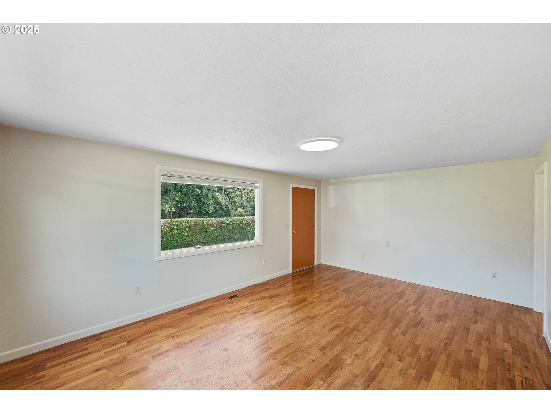 63850 North Barview Road Coos Bay, OR 97420 - Photo 8 of 48 Living Room/Entrance