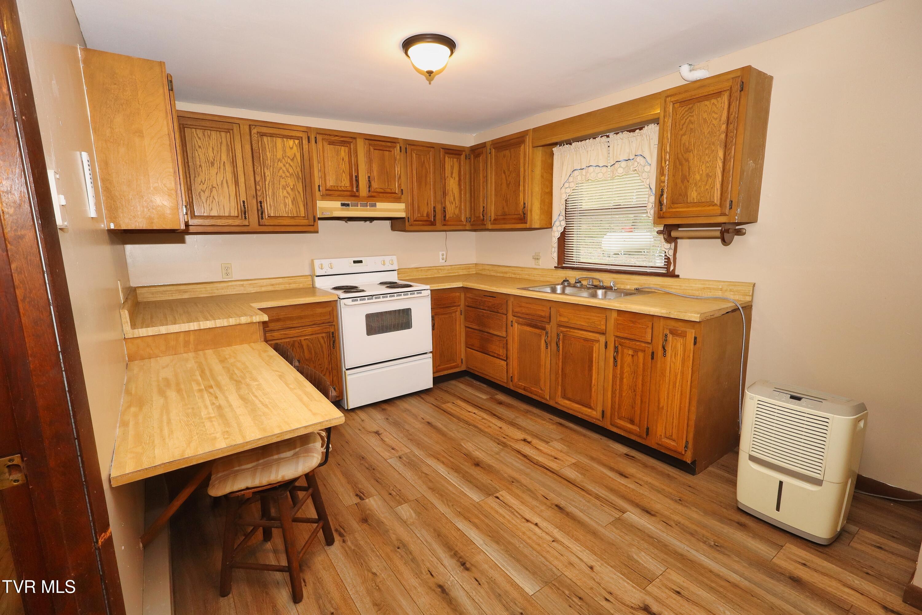 492 Daw Road Raven, VA 24639 - Photo 3 of 9 IMG_2242