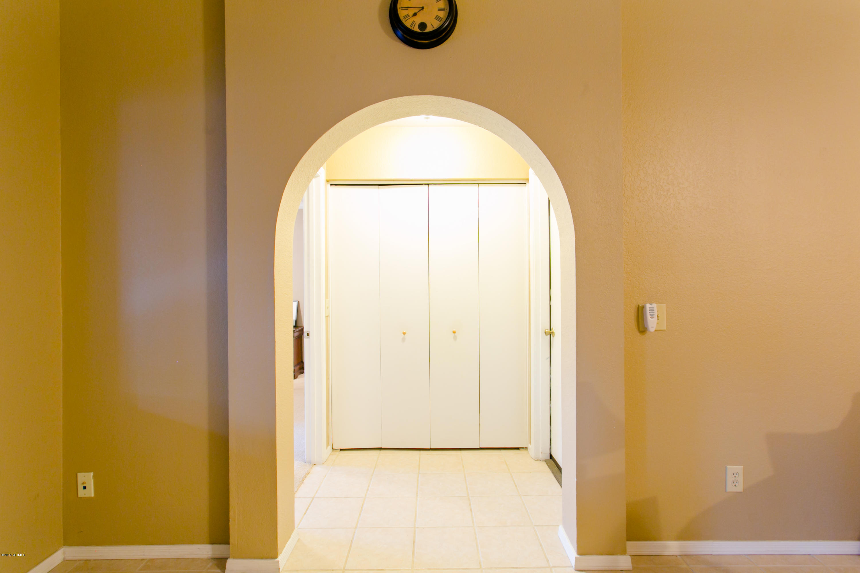 4337 East Frye Road Phoenix, AZ 85048 - Photo 16 of 30 Living room arch