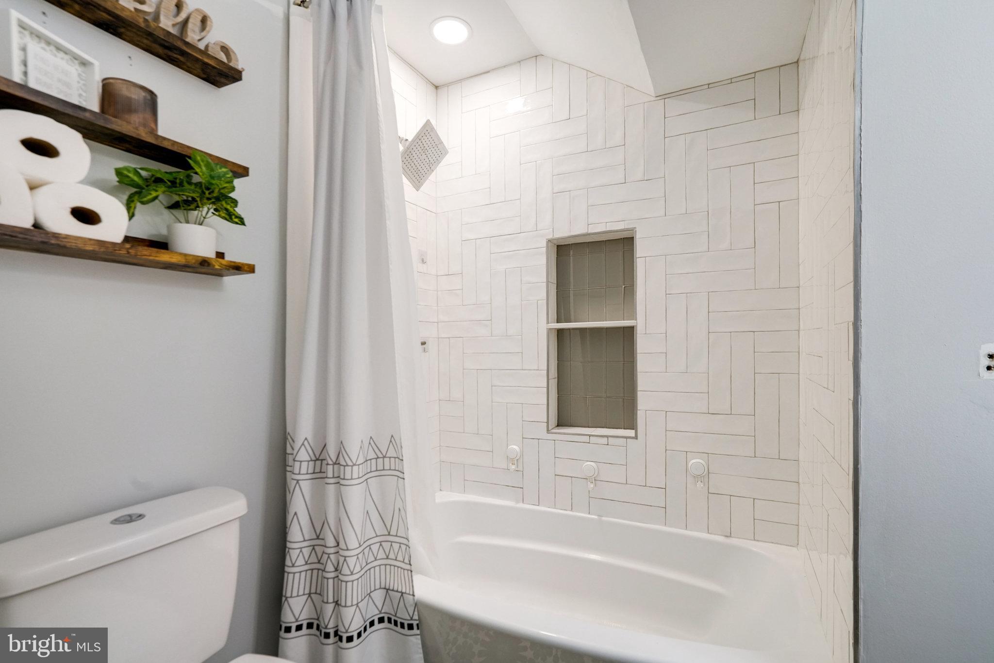 5904 Atteentee Road Springfield, VA 22150 - Photo 27 of 51 a bath room with a toilet and a bath tub