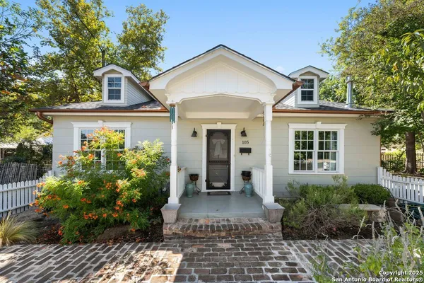 $1,050,000 | 105 East Centre Street, Fredericksburg, TX 78624