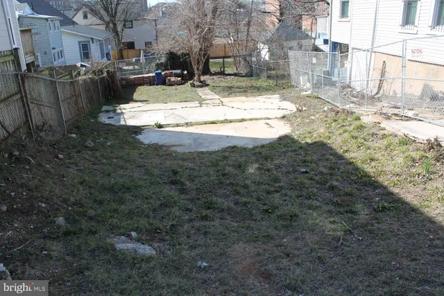 a view of the backyard of the house