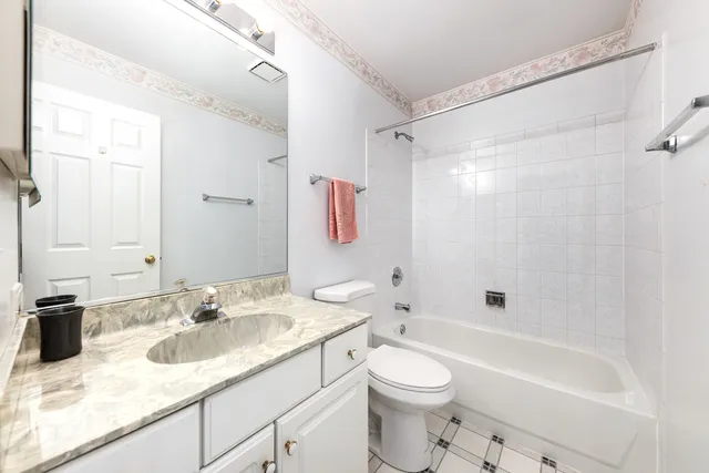 $410,500 | 2319 Chasewood Drive, Downers Grove, IL 60515