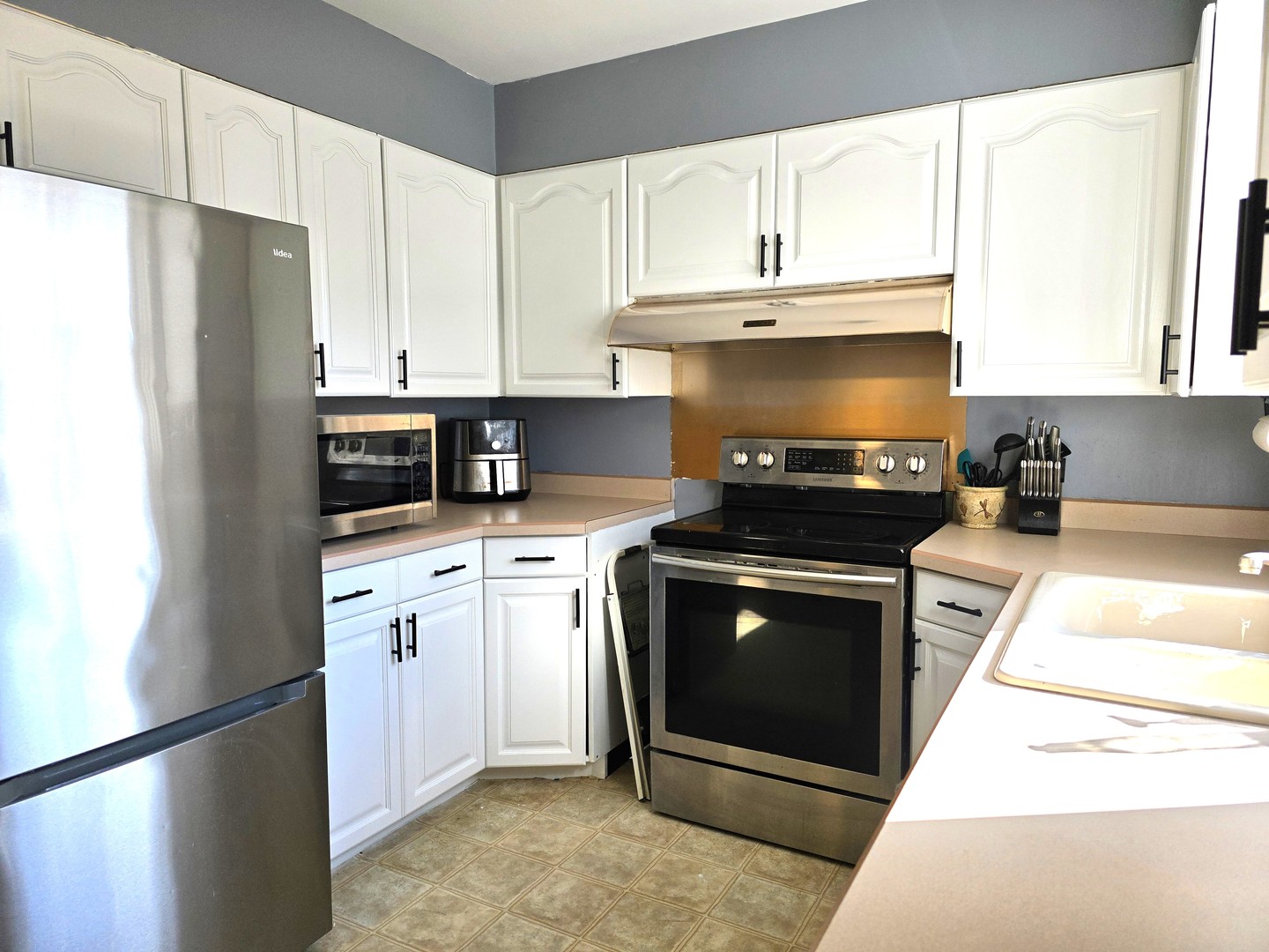 524 East Chestnut Street Geneseo, IL 61254 - Photo 20 of 39 a kitchen with stainless steel appliances granite countertop a stove a refrigerator and a sink