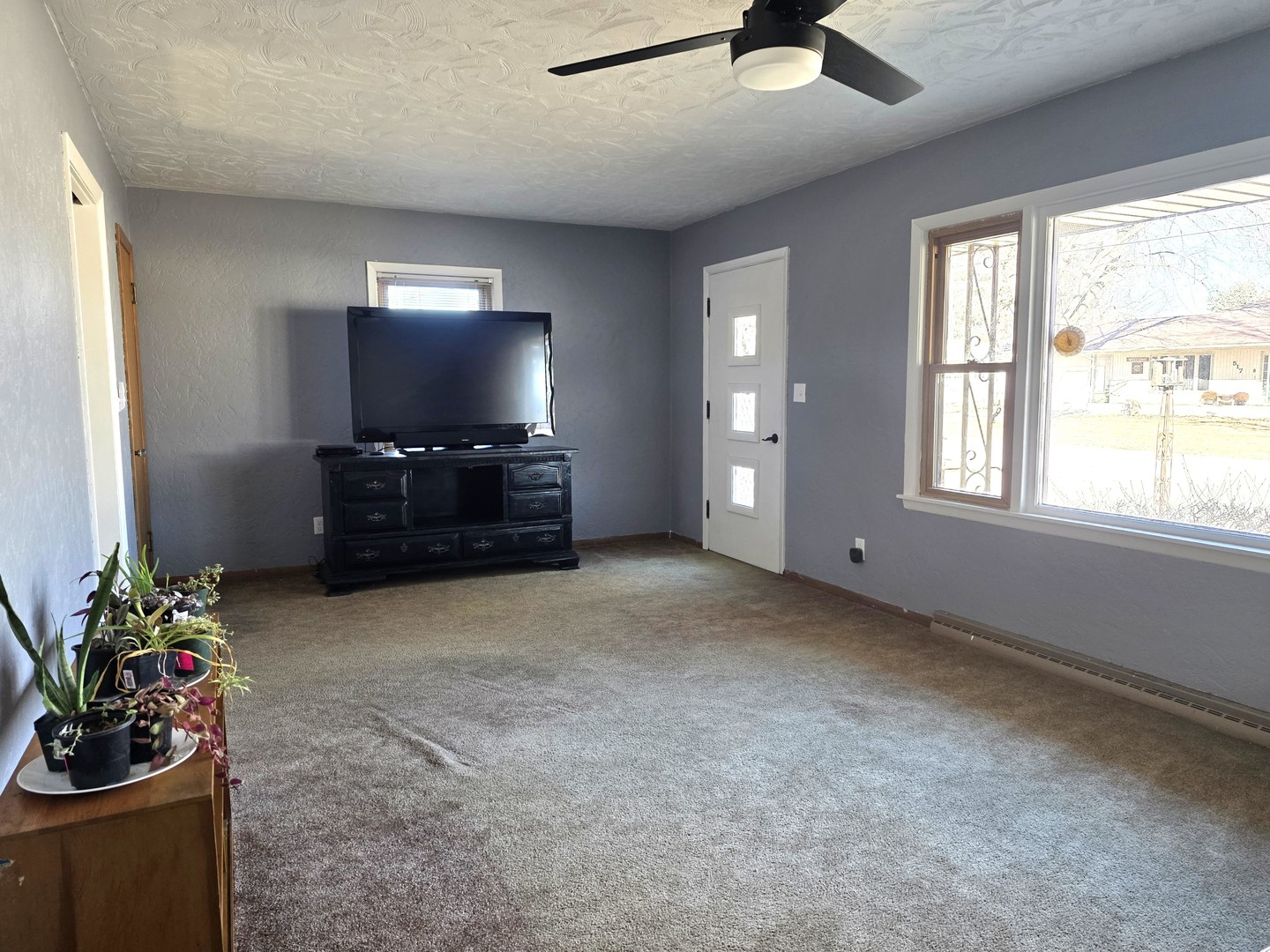524 East Chestnut Street Geneseo, IL 61254 - Photo 4 of 39 a living room with furniture and a flat screen tv