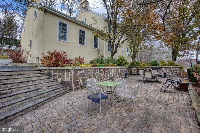 a chairs and a table in a backyard