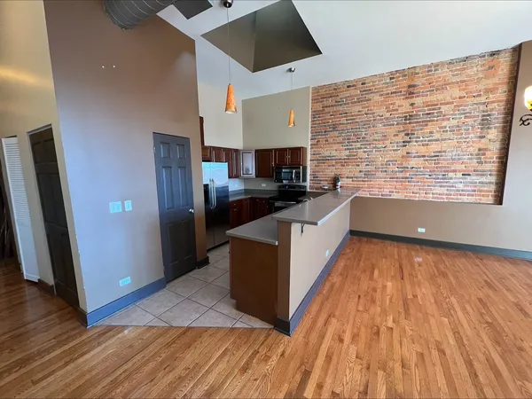 $1,800 | 26 East Downer Place, Unit B, Aurora, IL 60505