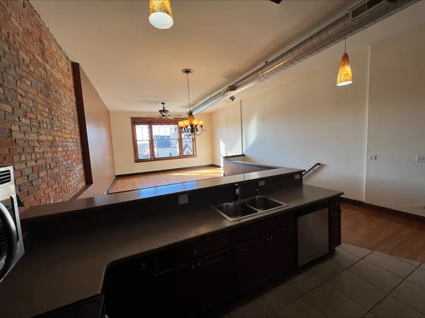 $1,800 | 26 East Downer Place, Unit B, Aurora, IL 60505