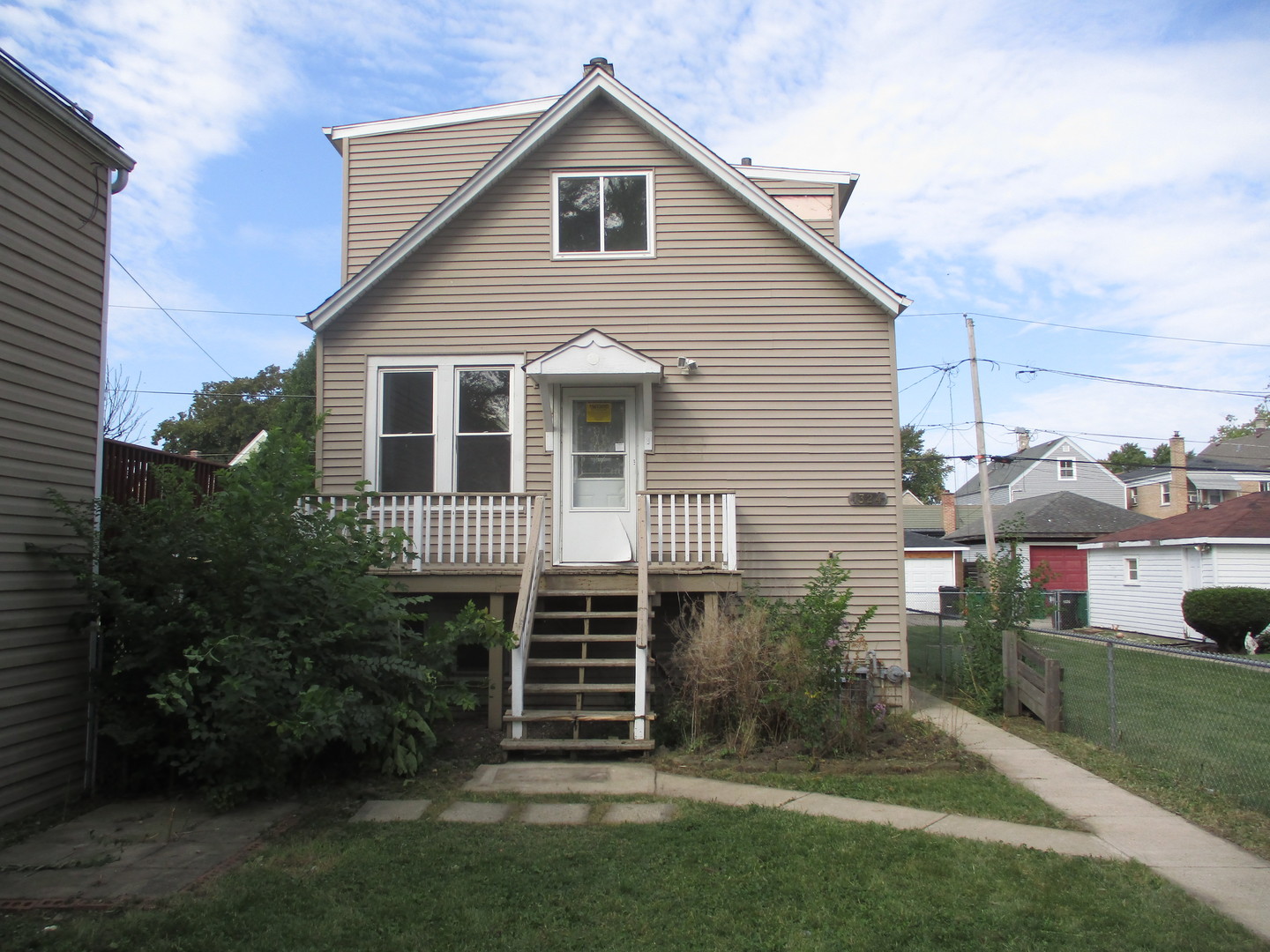 a view of a house with backyard and garden