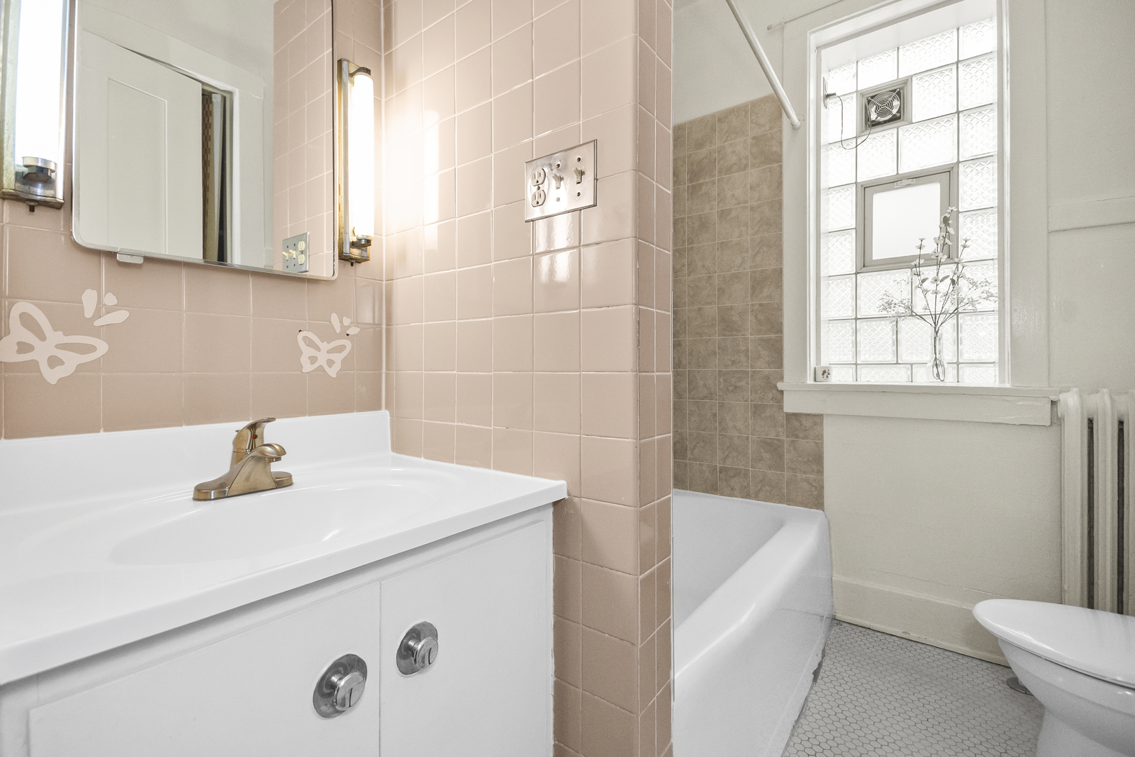 1244 West Arthur Avenue, Unit 2 Chicago, IL 60626 - Photo 15 of 25 a bathroom with a sink a toilet and a bathtub