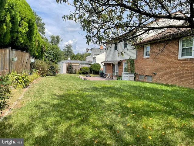 a view of a yard in front of house