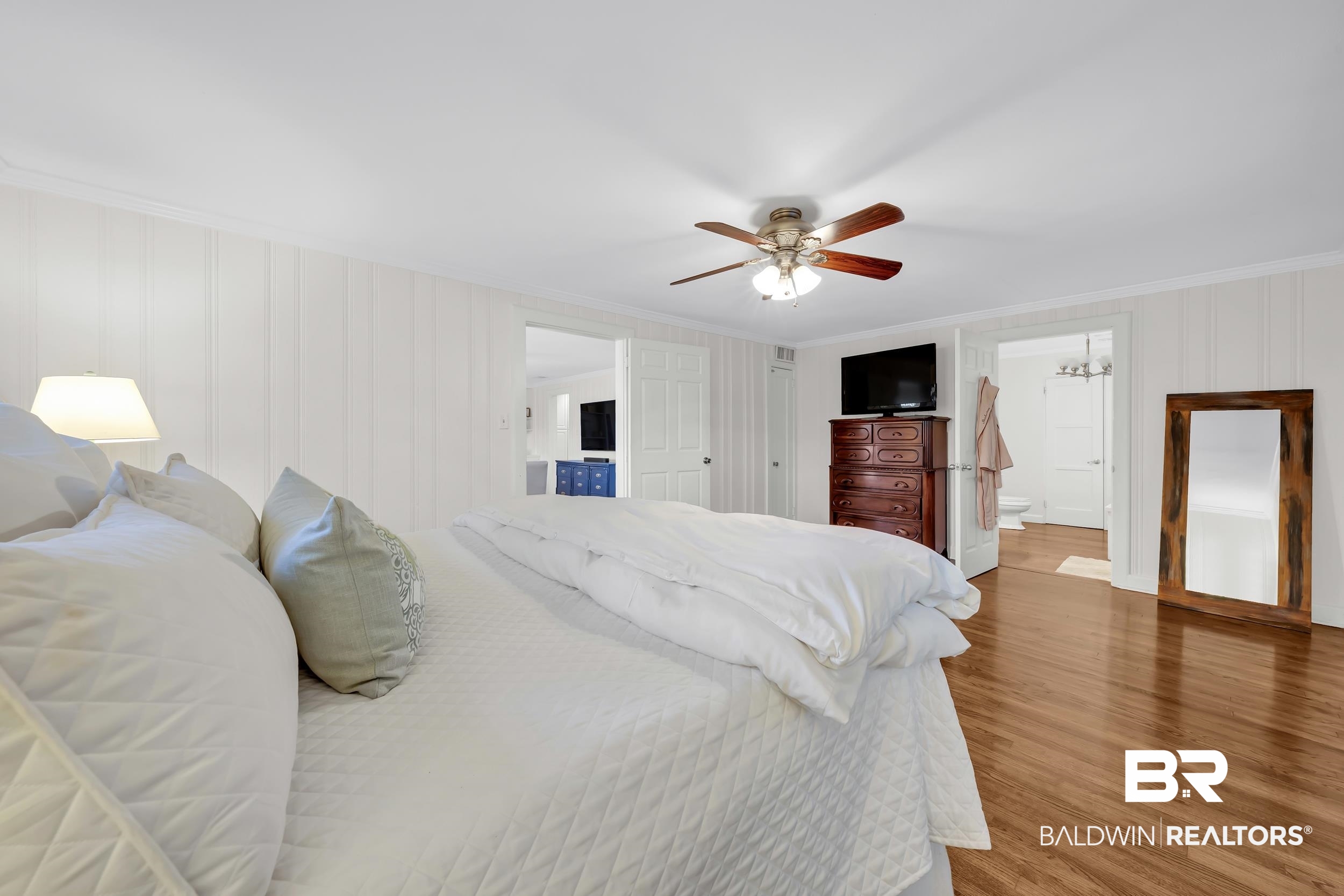 18 York Place Mobile, AL 36608 - Photo 18 of 27 Bedroom featuring crown molding, wood finished floors, a ceiling fan, and ensuite bathroom
