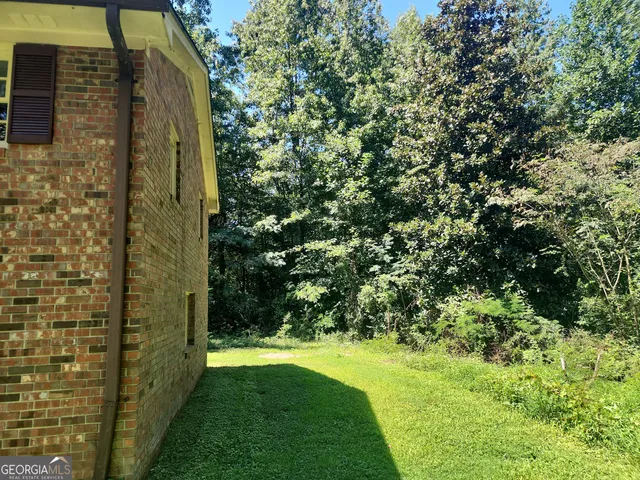 a view of a back yard