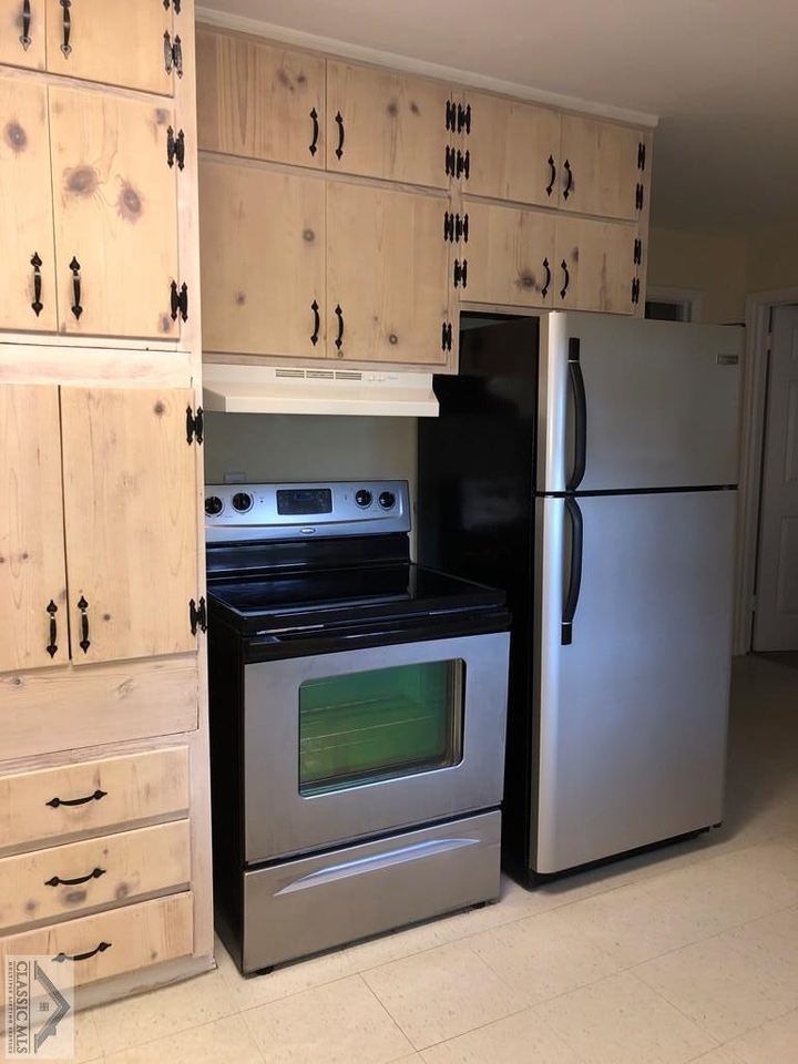 127 Pineview Drive Athens, GA 30606 - Photo 3 of 10 a kitchen with refrigerator cabinets and stove