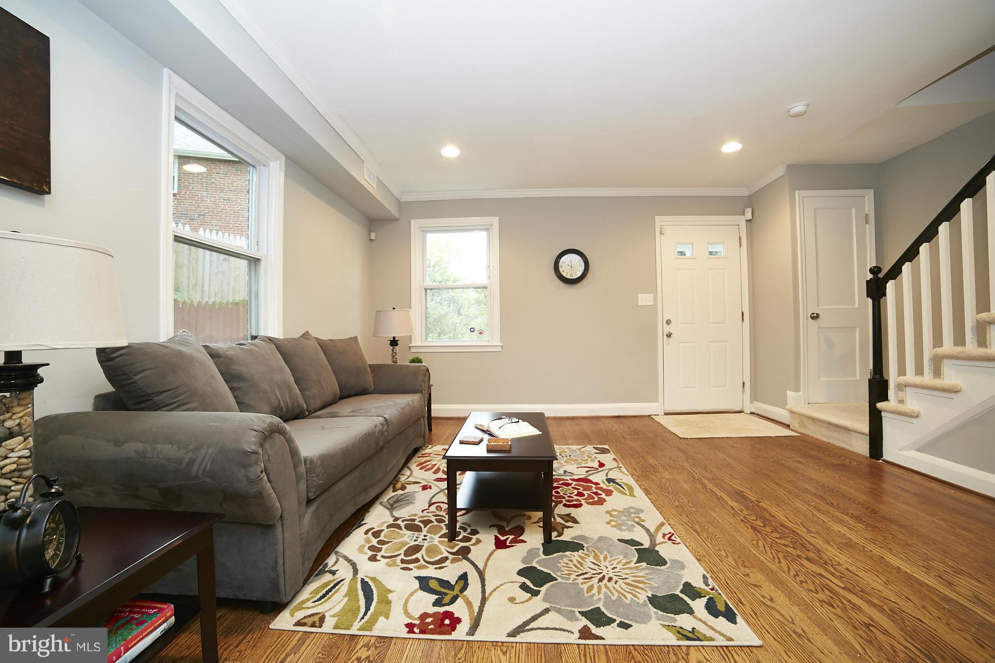913 North Hill Road Baltimore, MD 21218 - Photo 3 of 30 Living Room