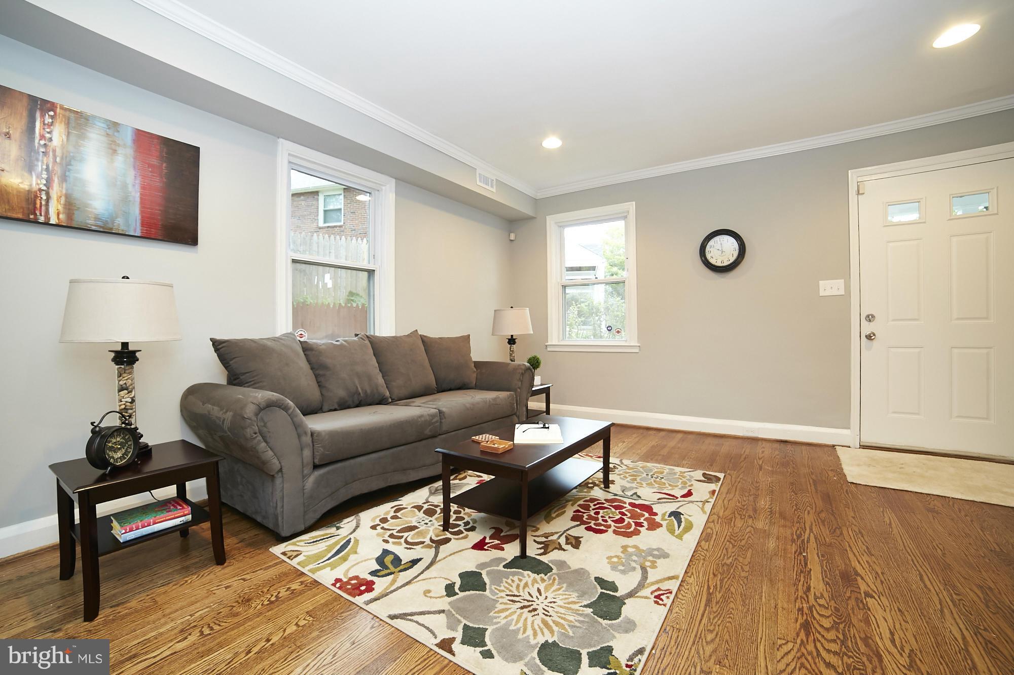 913 North Hill Road Baltimore, MD 21218 - Photo 4 of 30 Living Room