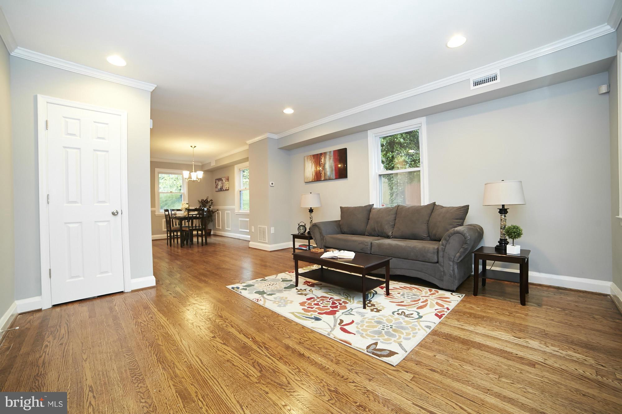 913 North Hill Road Baltimore, MD 21218 - Photo 5 of 30 Living Room