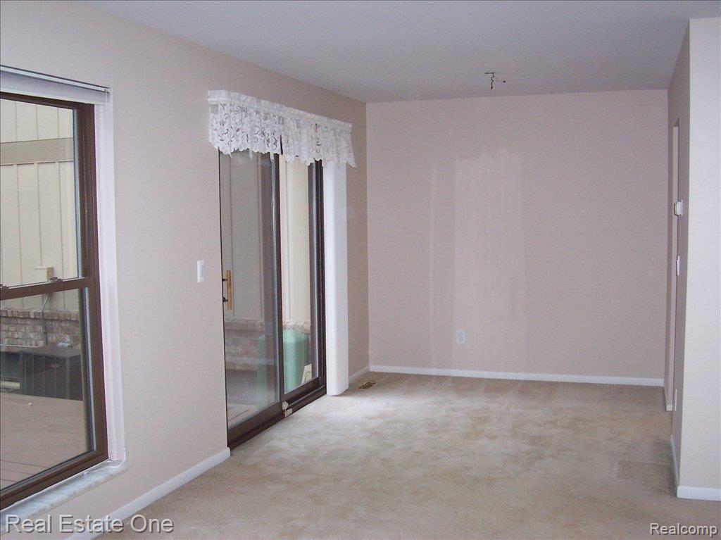 907 Lafayette Court Rochester, MI 48307 - Photo 5 of 14 Dining Rm w/Doorwall