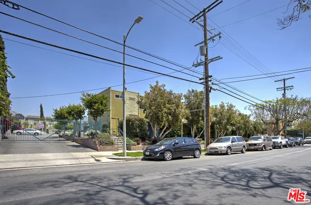 a view of a parking area