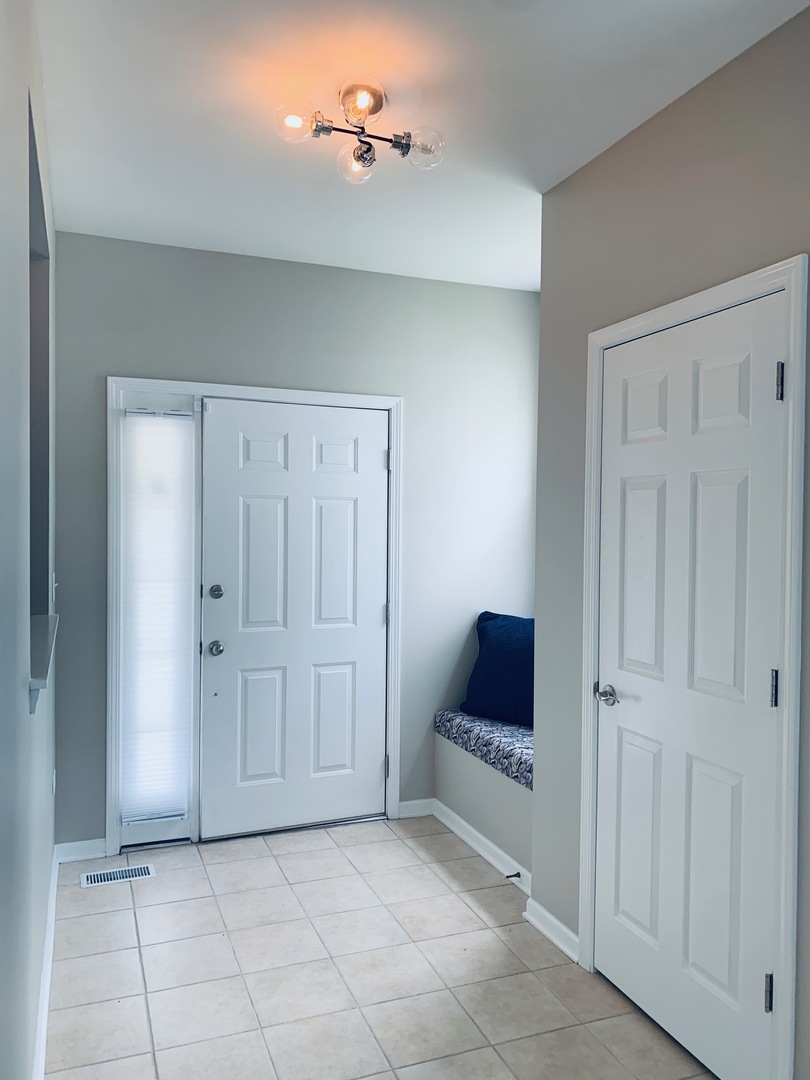 2480 Golf Ridge Circle Naperville, IL 60563 - Photo 2 of 18