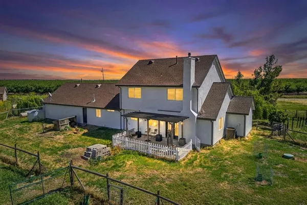 a view of an outdoor space with a garden