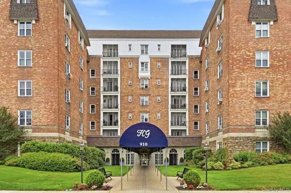 $420,000 | 910 Stuart Avenue, Unit 2EF, Mamaroneck, NY 10543