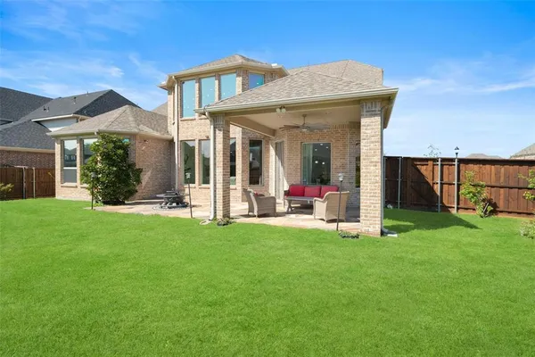 a view of a house with backyard porch and garden
