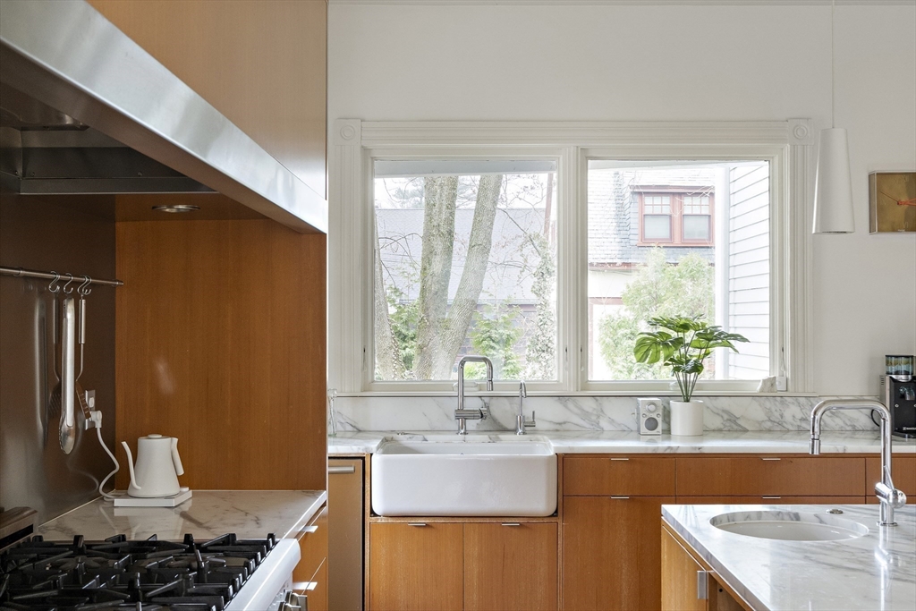 25 Russell Avenue Watertown, MA 02472 - Photo 13 of 40