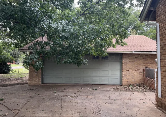 a view of house with a yard