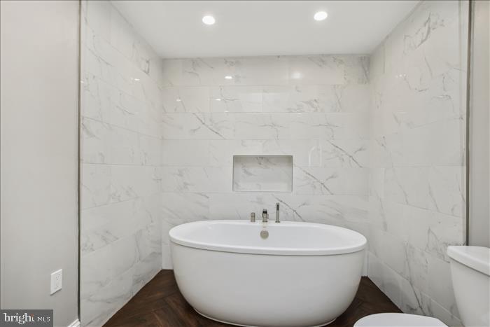 8104 Russell Road Alexandria, VA 22309 - Photo 13 of 51 Large Soaking Tub