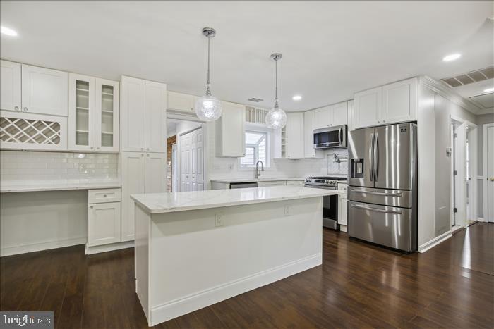 8104 Russell Road Alexandria, VA 22309 - Photo 2 of 51 Gorgeous and bright
