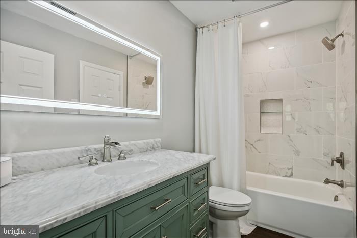 8104 Russell Road Alexandria, VA 22309 - Photo 22 of 51 Dual Entrance Full Bathroom