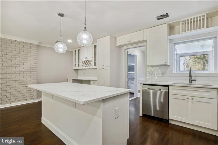8104 Russell Road Alexandria, VA 22309 - Photo 3 of 51 Large Island for entertaining