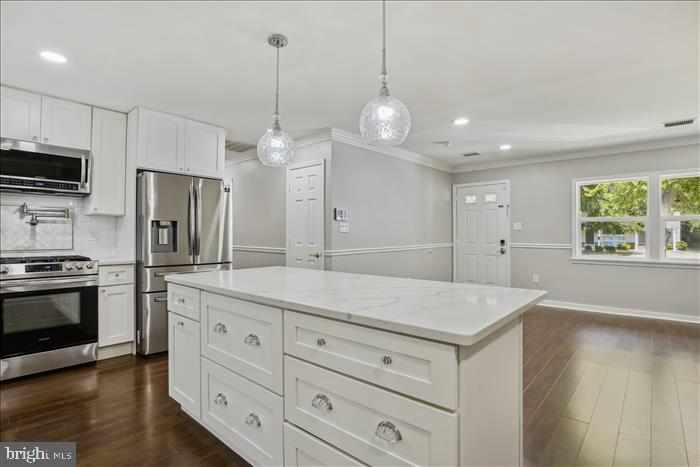 8104 Russell Road Alexandria, VA 22309 - Photo 5 of 51 Views to living space