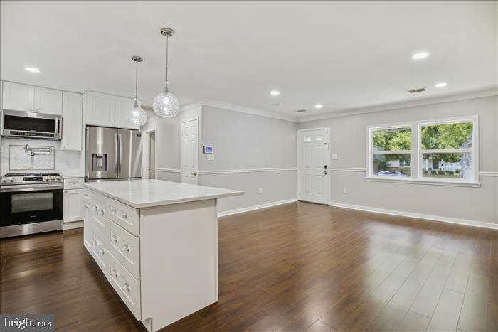 8104 Russell Road Alexandria, VA 22309 - Photo 6 of 51 Room for a table