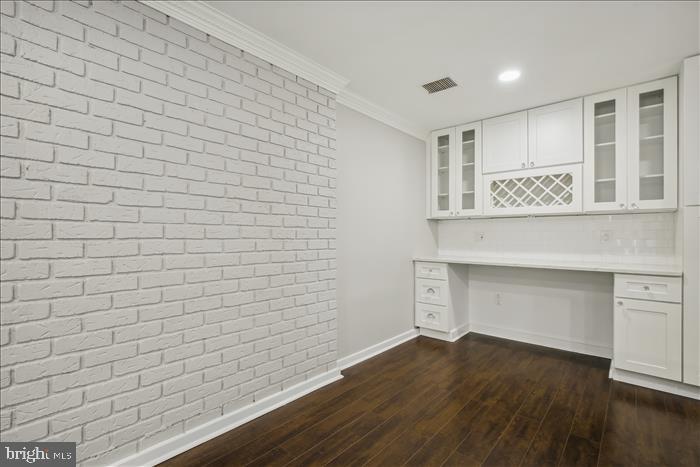8104 Russell Road Alexandria, VA 22309 - Photo 7 of 51 Large workspace