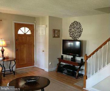 801 Middlesex Road Baltimore, MD 21221 - Photo 6 of 27 Living Room / Entrance