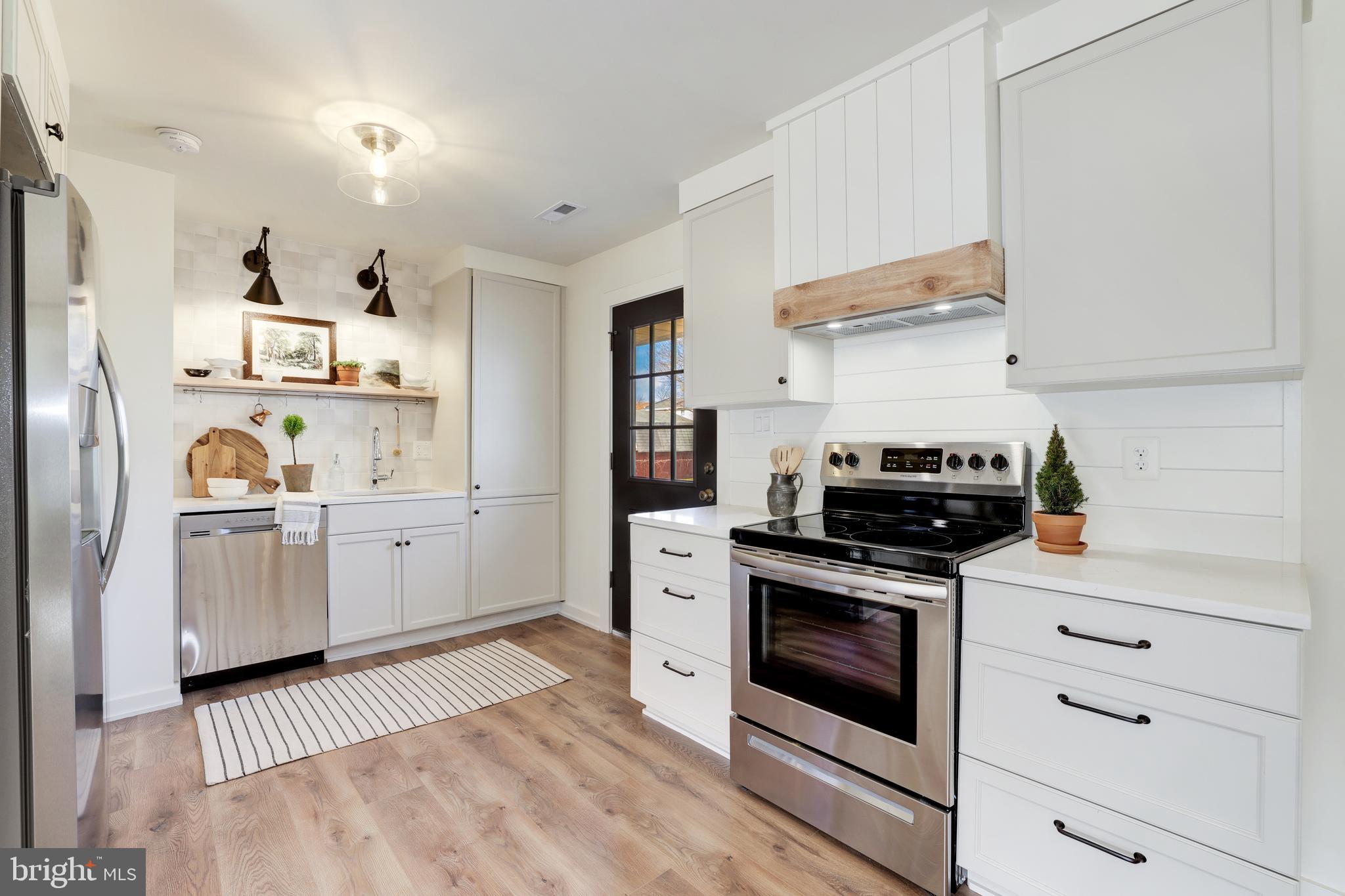 403 East Poplar Road Sterling, VA 20164 - Photo 18 of 33 Kitchen