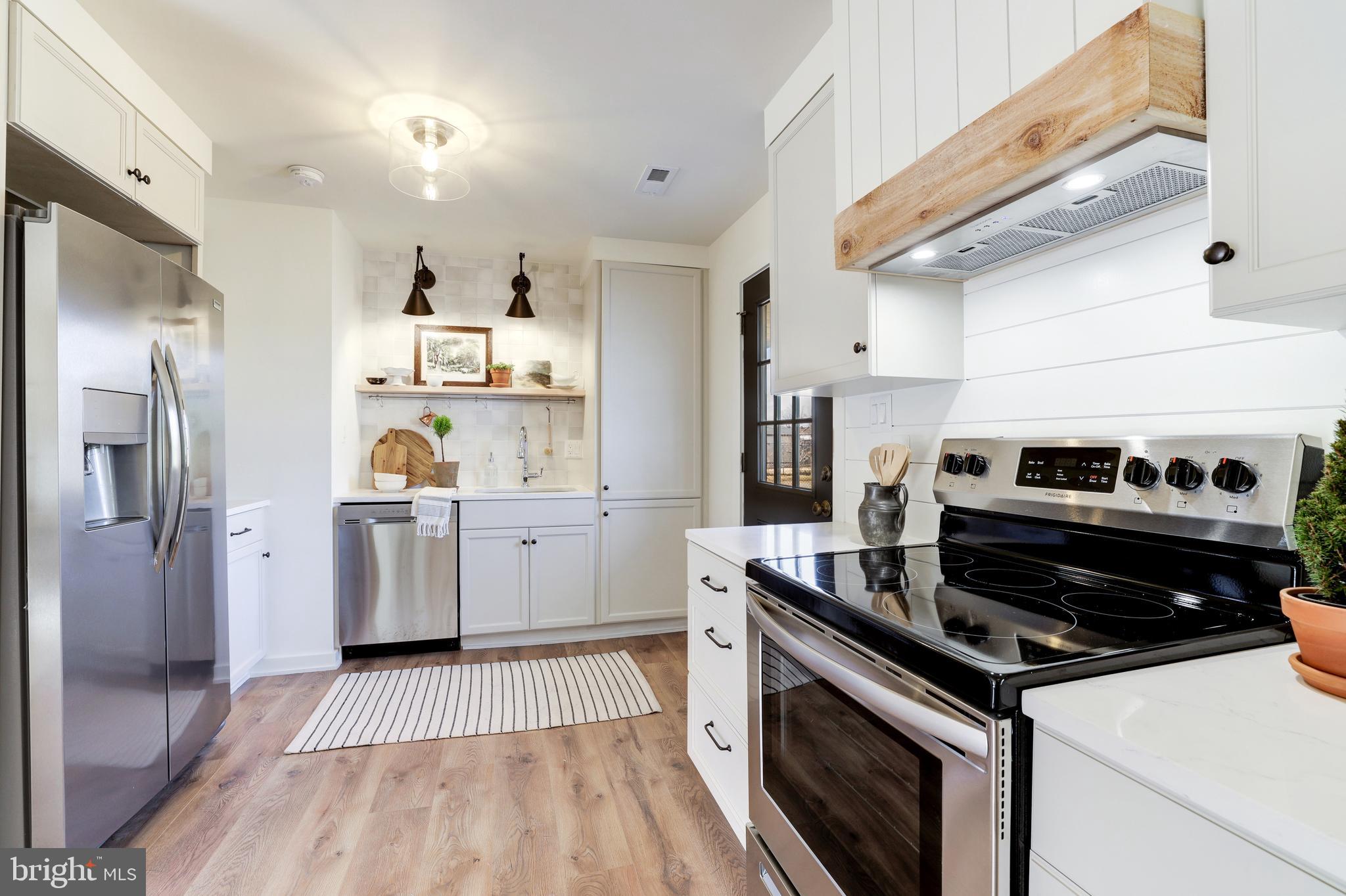 403 East Poplar Road Sterling, VA 20164 - Photo 20 of 33 Kitchen