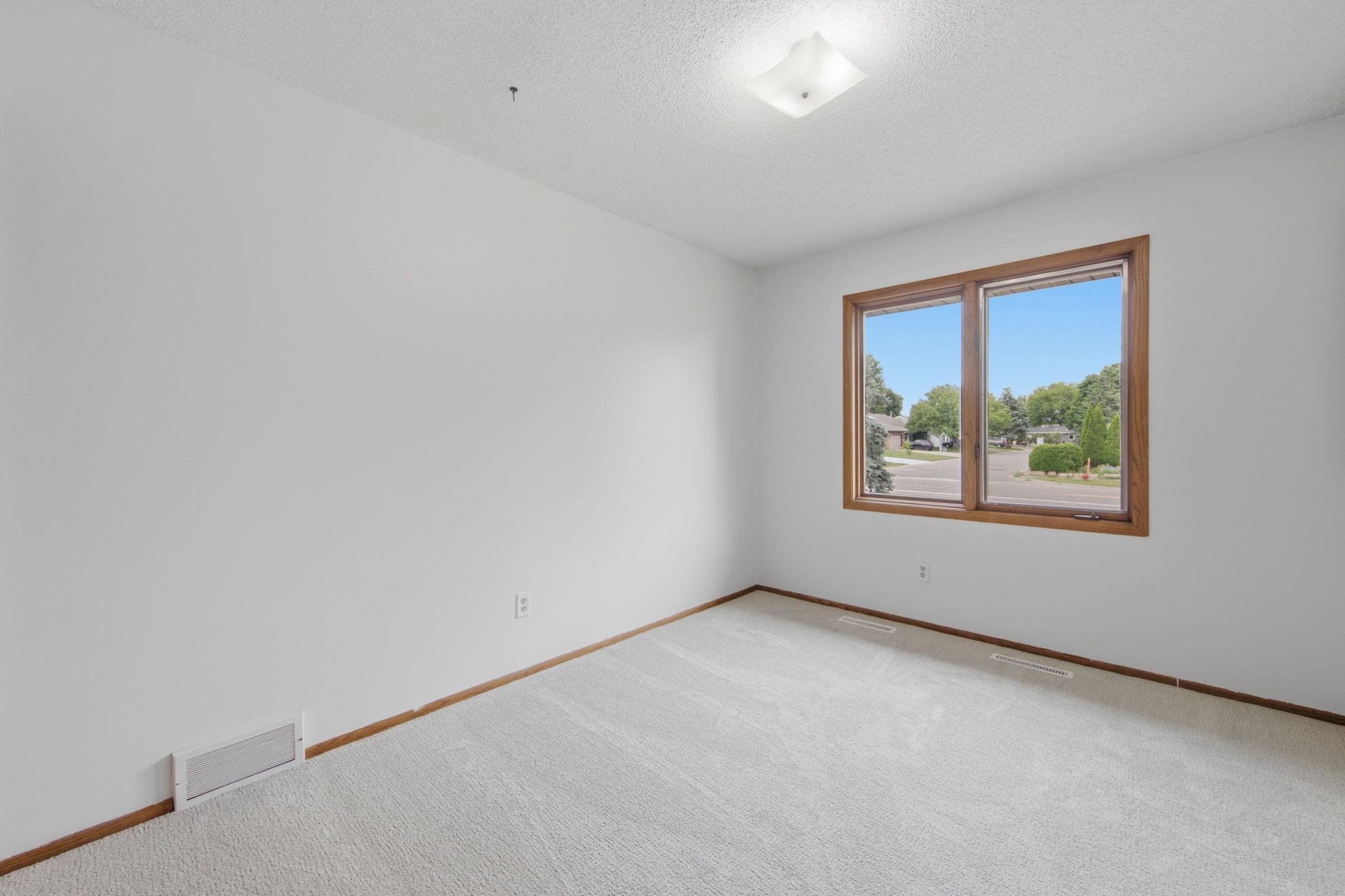 14700 Embry Path Apple Valley, MN 55124 - Photo 15 of 33