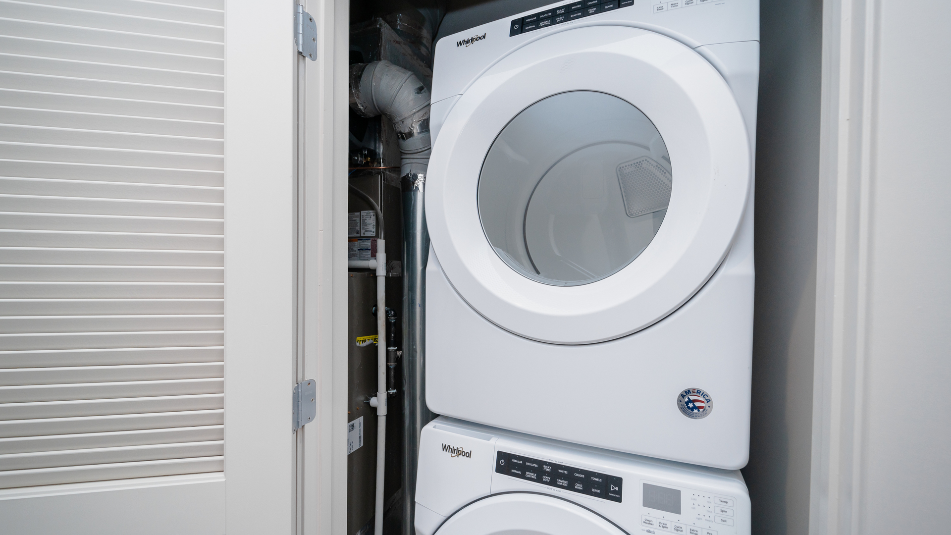 1502 West Ainslie Street, Unit 208 Chicago, IL 60640 - Photo 4 of 5 a utility room with dryer and washer