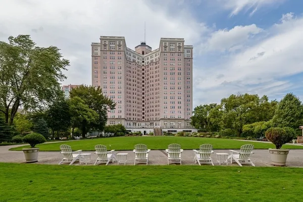 $340,000 | 5555 North Sheridan Road, Unit 1017, Chicago, IL 60640