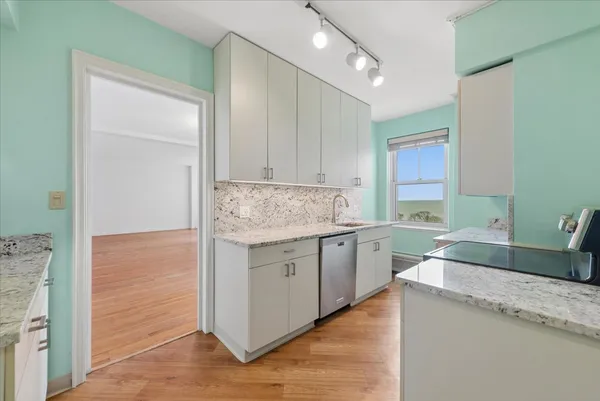 $340,000 | 5555 North Sheridan Road, Unit 1017, Chicago, IL 60640