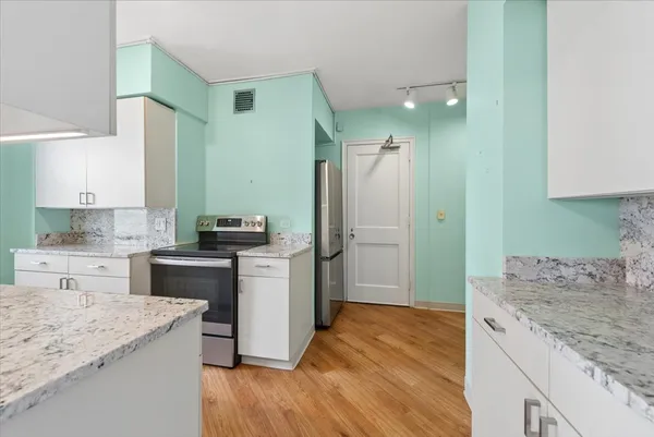 $340,000 | 5555 North Sheridan Road, Unit 1017, Chicago, IL 60640