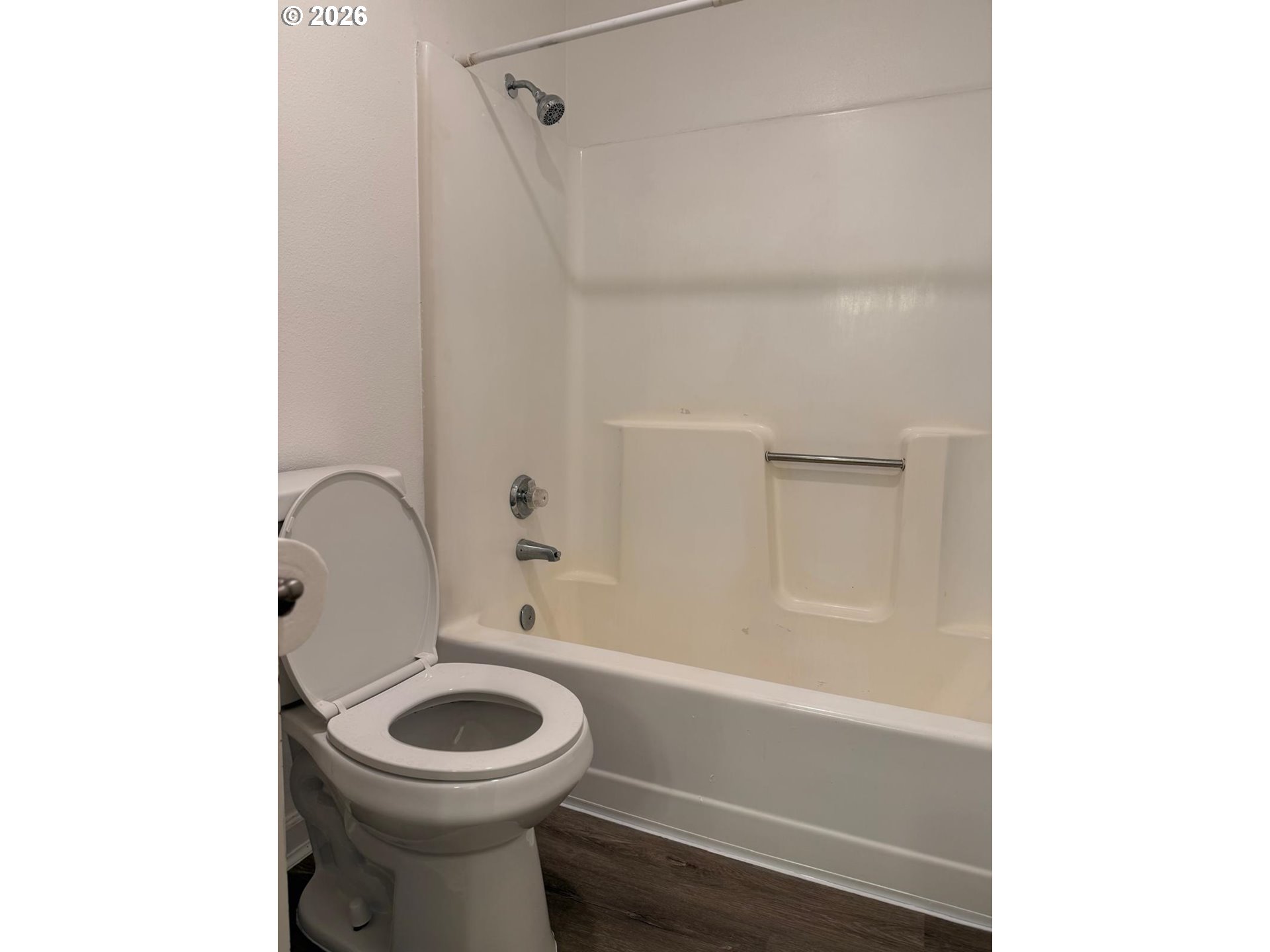 9987 Southeast Talbert Street Clackamas, OR 97015 - Photo 15 of 16 Bathroom