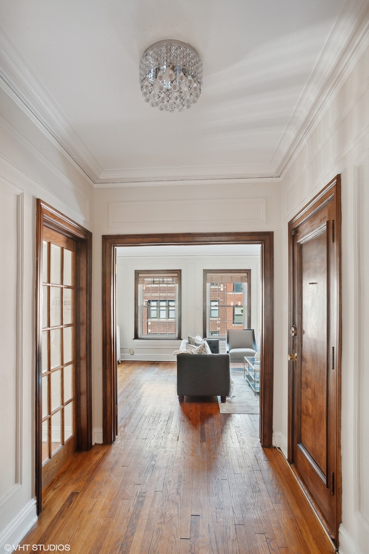 559 West Roscoe Street, Unit 2W Chicago, IL 60657 - Photo 6 of 23 a living room with furniture and a window