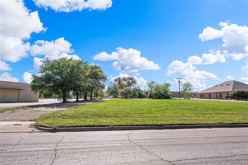 720 North New Road Waco, TX 76710 - Photo 31 of 39 a view of a golf course with a garden