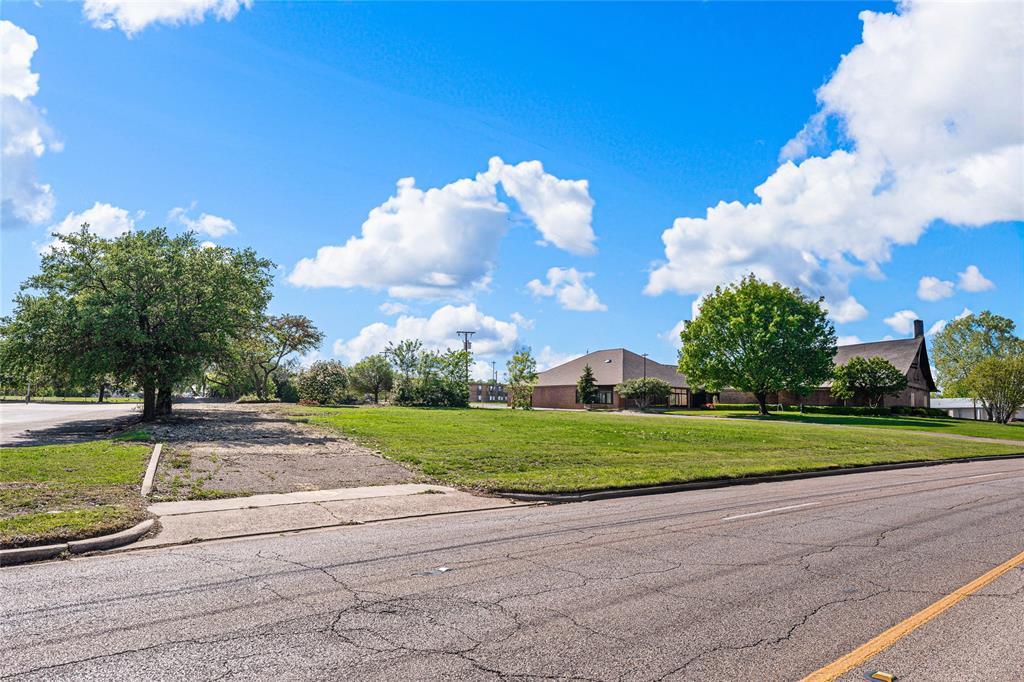 720 North New Road Waco, TX 76710 - Photo 32 of 39 a view of a golf course with a garden